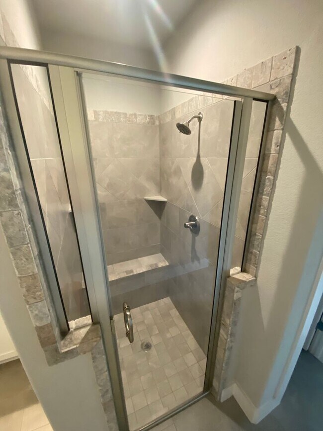 Building Photo - Coming soon! Darling 3/2/2 Fireplace - Walk in Shower - commuter friendly