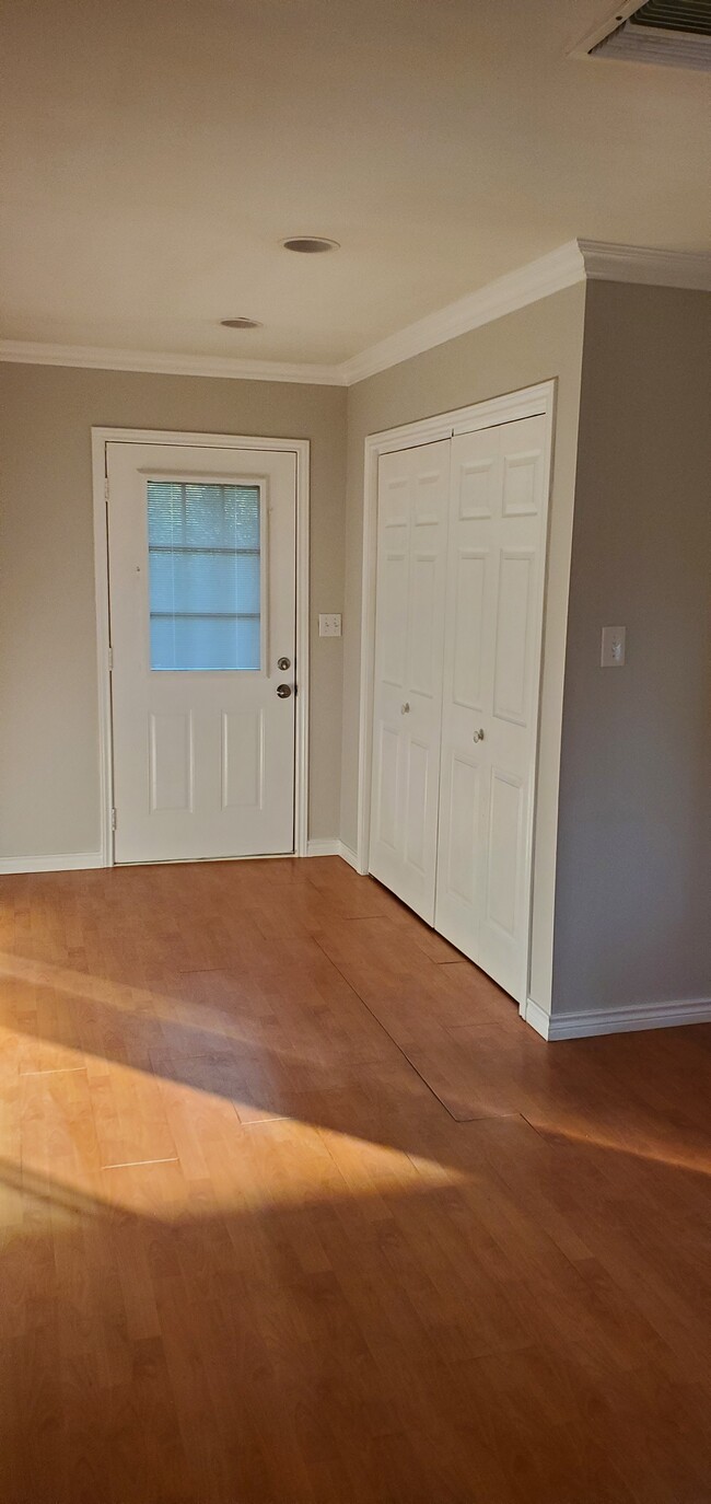 Building Photo - 900 Hill Top Dr