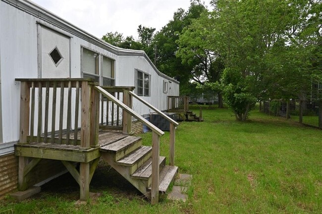 Building Photo - 204 N Ave G