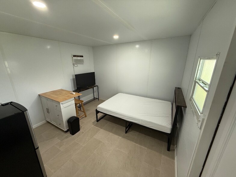 Building Photo - 231 W 41st St