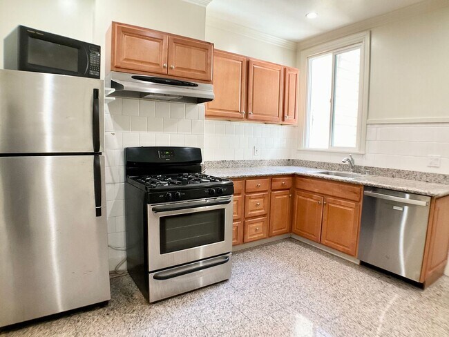Building Photo - LARGE 3BR In Pac Heights. In-Unit Laundry!...