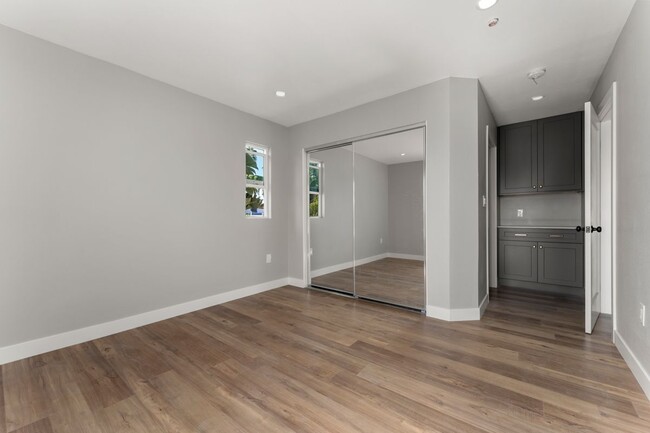 Building Photo - 711 N Clementine St