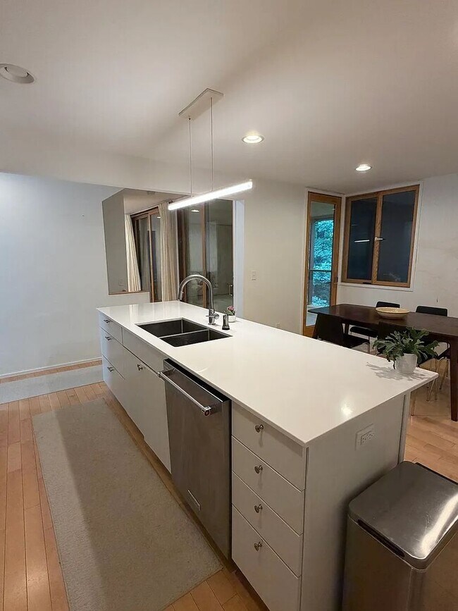 Building Photo - Spacious Pet-Friendly 4BR Home Near Downtown & UVA