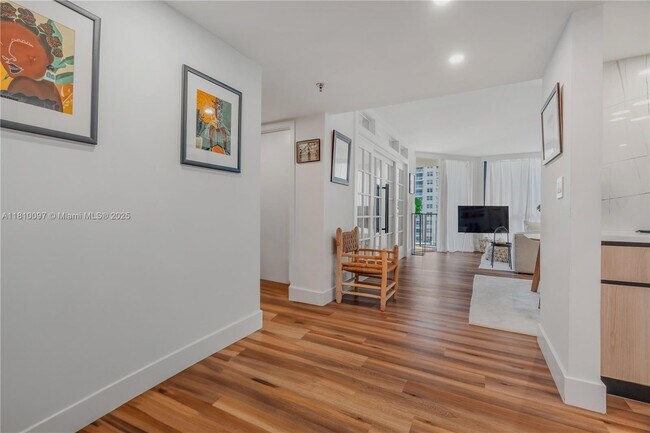 Building Photo - 520 Brickell Key Dr