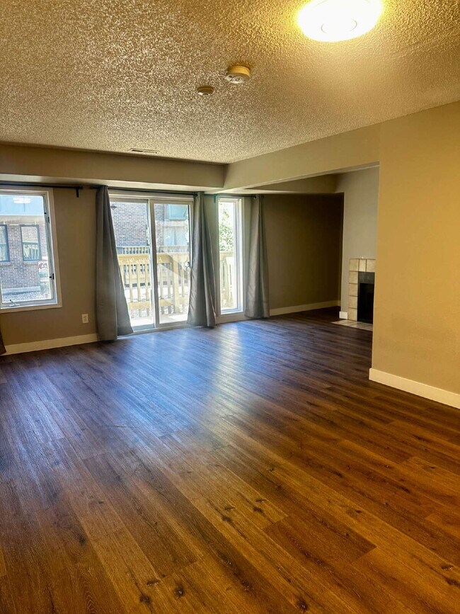 Building Photo - Spacious 3 Bed, 2.5 Bath  2 Story Condo in...