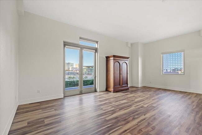 Building Photo - Fabulous Highrise Condo with Stripe Views!