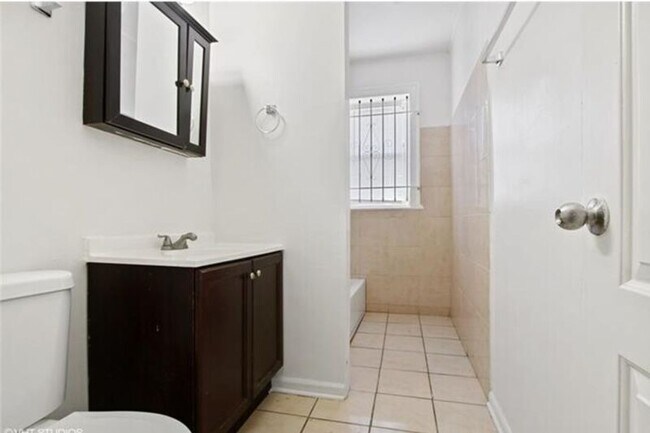 Building Photo - 1140 W 77th St