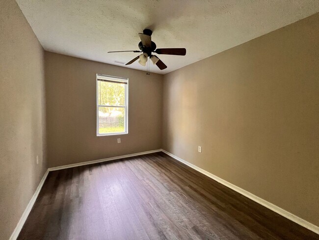 Building Photo - 4-bedroom 2 full bathroom
