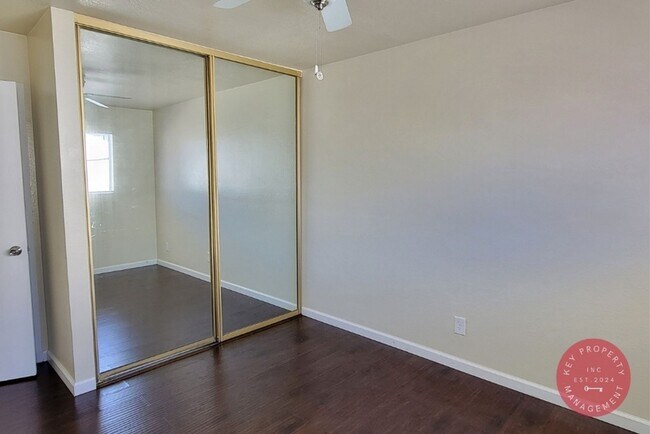 Building Photo - Centrally Located 2 Bed 1 Bath, Normal Hei...
