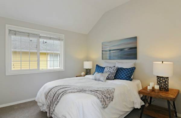 Primary bedroom with vaulted ceilings. - 6337 Hillman Pl NE
