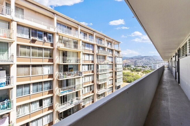Building Photo - Furnished 18th-floor studio at Ala Wai Tow...