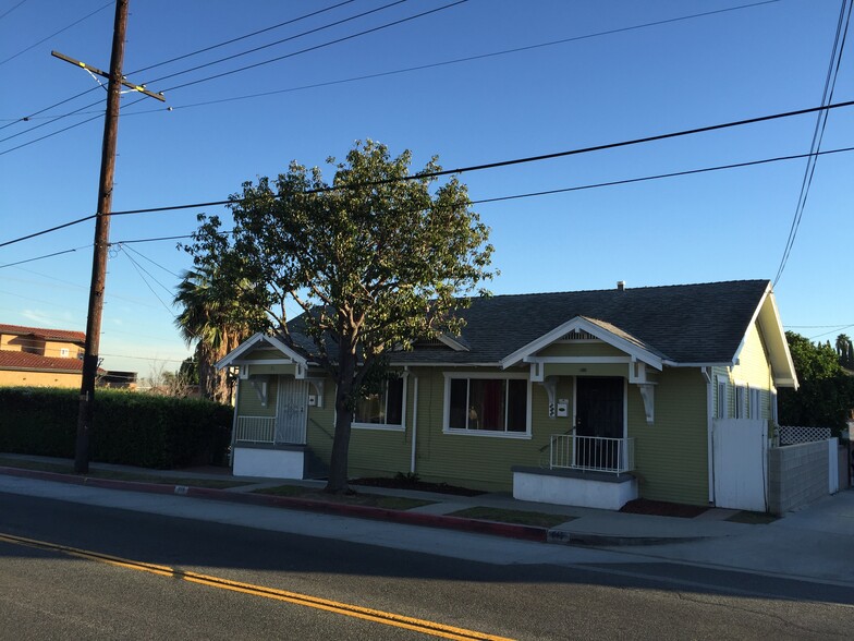 Building Photo - 909 W 1st St