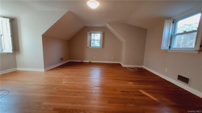 Building Photo - 23 Maplewood Rd