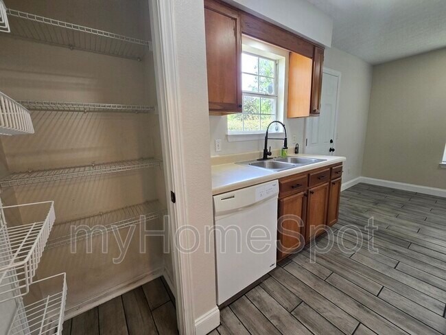 Building Photo - 8900 Forest Oak Dr