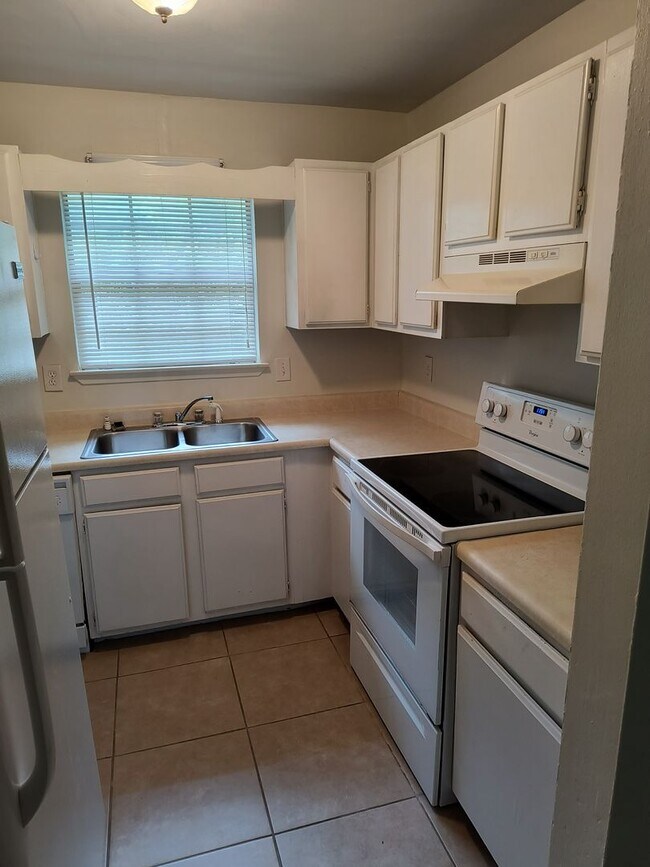 Building Photo - 3395 GreenBriar Triplex