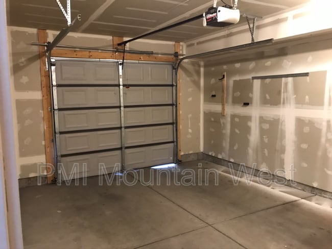 Building Photo - 1039 950 N