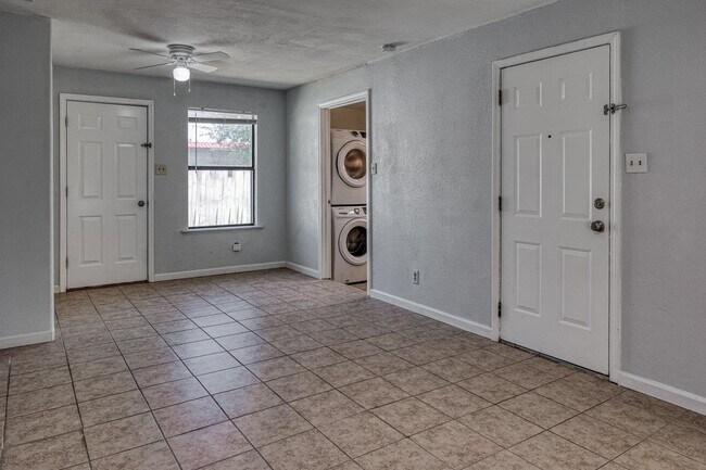 Building Photo - 905 E 3rd St