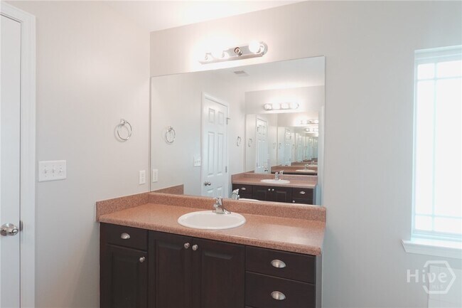 Building Photo - 260 Summer Hill Way