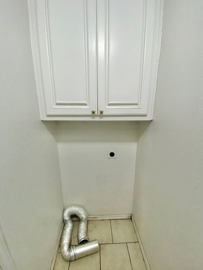 Building Photo - Now available - 3 bed, 1.5 half bath near MLK