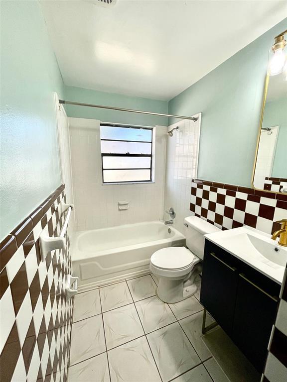 Building Photo - 3204 Sutton Dr