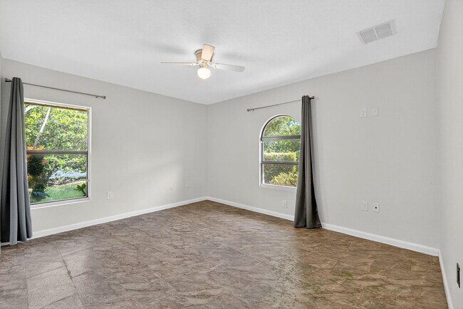 Building Photo - 1180 SW Mirror Lake Cove
