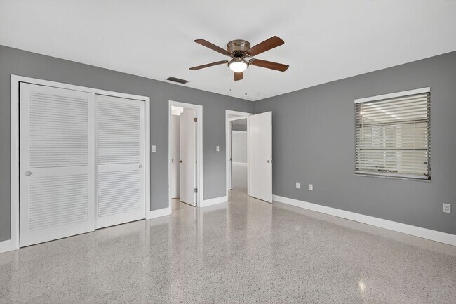 Building Photo - Fully Renovated Canal-Front Home on the Harris Chain of Lakes!