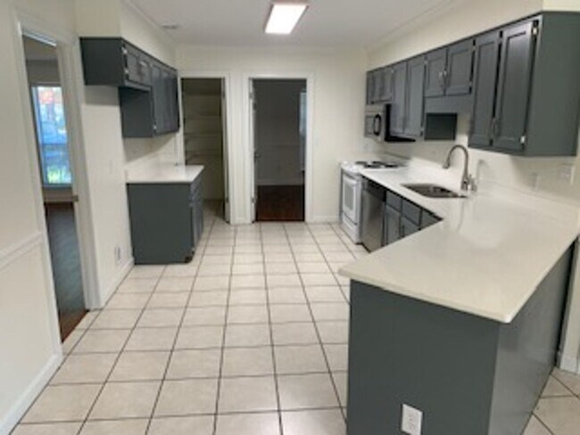 Building Photo - 1124 Sewanee Ct
