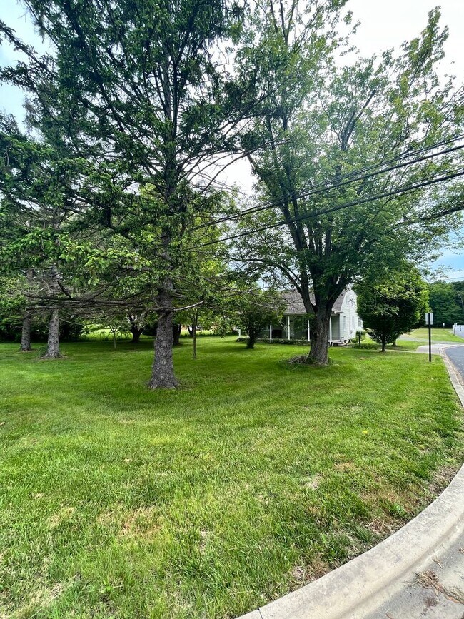 Building Photo - Welcome to 1826 Otts Chapel Road!