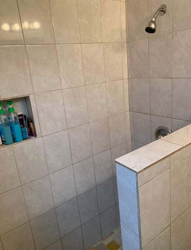 Building Photo - 6 Laurel Ave