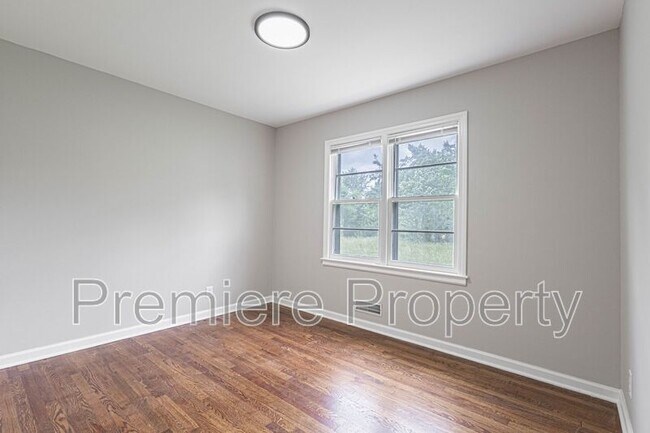 Building Photo - 5504 E 101st St