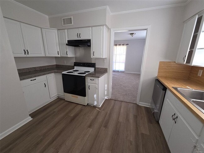 Building Photo - 157 Eton Rd