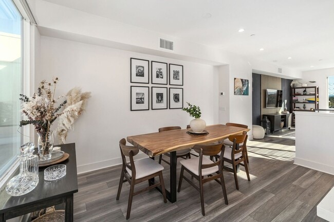 Building Photo - Beautiful upgraded 3 bedroom townhome with 2 car garage!