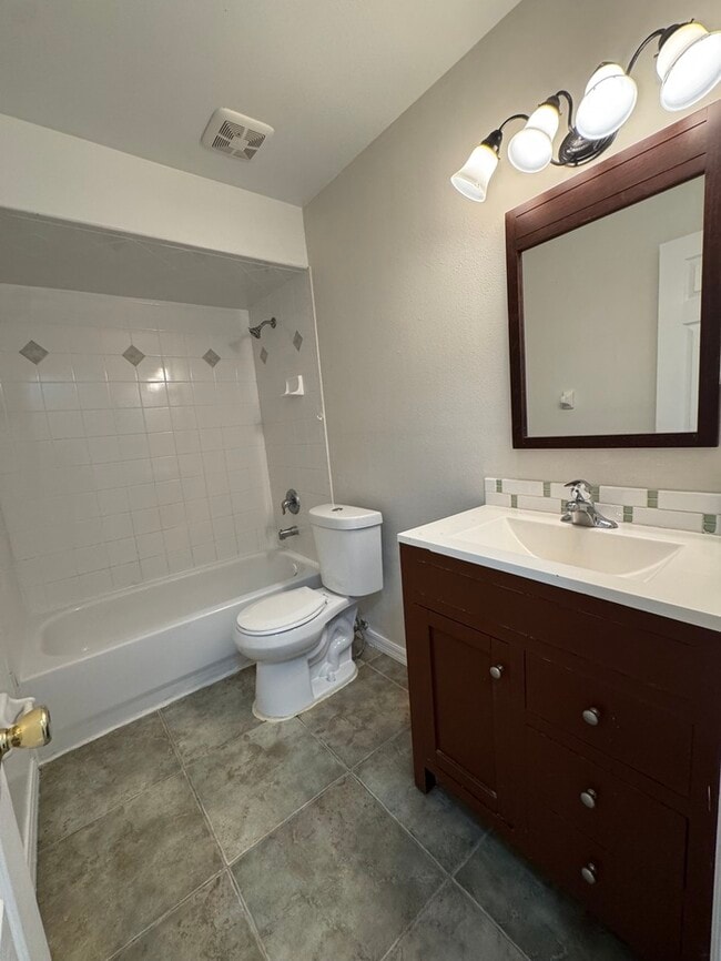 Building Photo - 1732 Laredo Dr