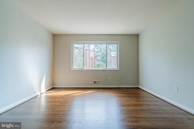 Building Photo - 728 N Wakefield St