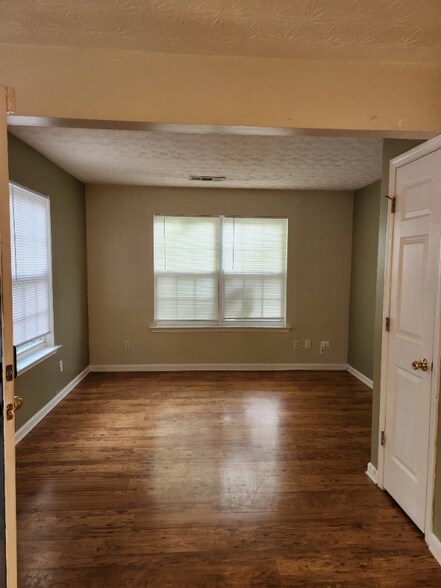 Building Photo - 579 W Oaks Dr