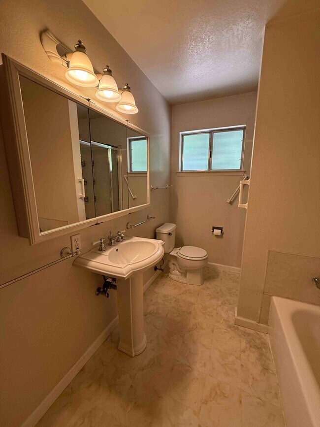 Building Photo - Great River Park 2 Bedroom