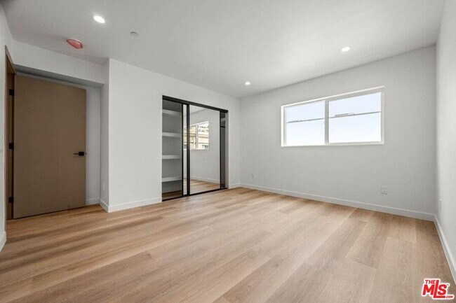 Building Photo - 2001 Vista Del Mar Ave