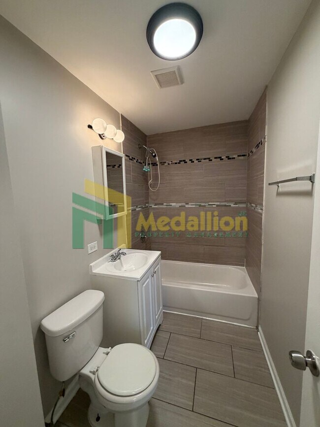 Building Photo - Updated 3-Bedroom Home with Spacious Kitchen