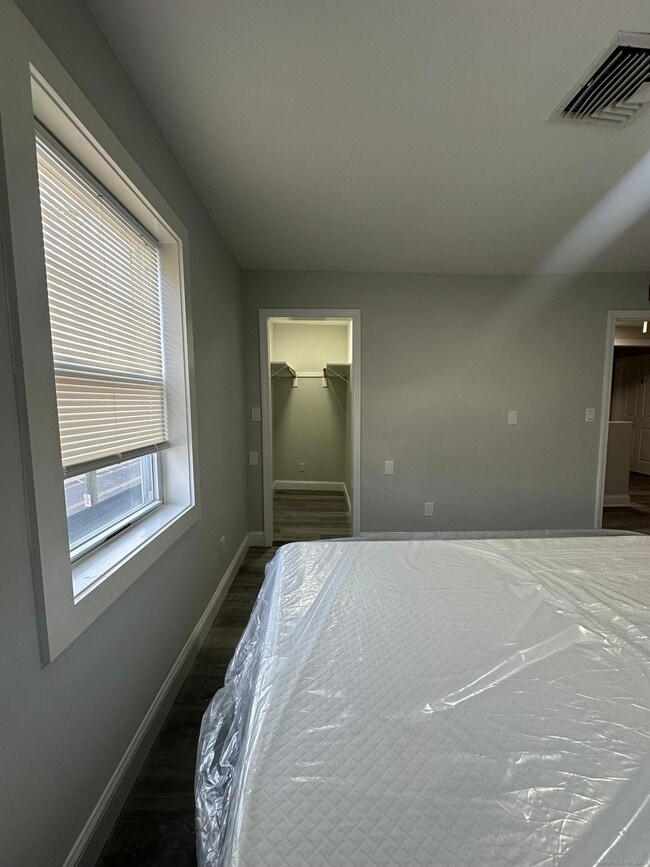 Building Photo - 1065 Central Ave