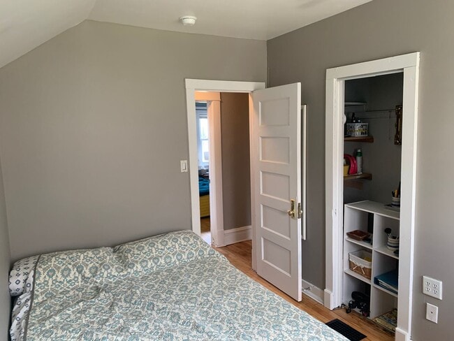 Building Photo - Duluth, MN - 3-bedroom - 2 bathroom - Sing...