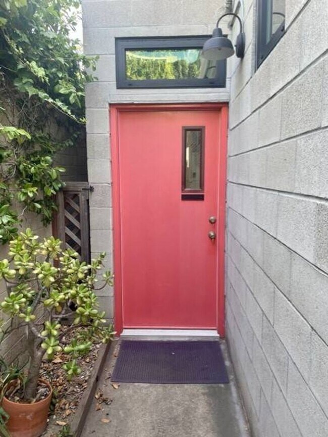Primary Photo - 4019 Hawk St
