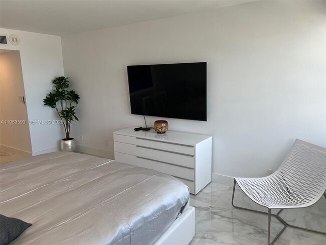 Building Photo - 100 Lincoln Rd