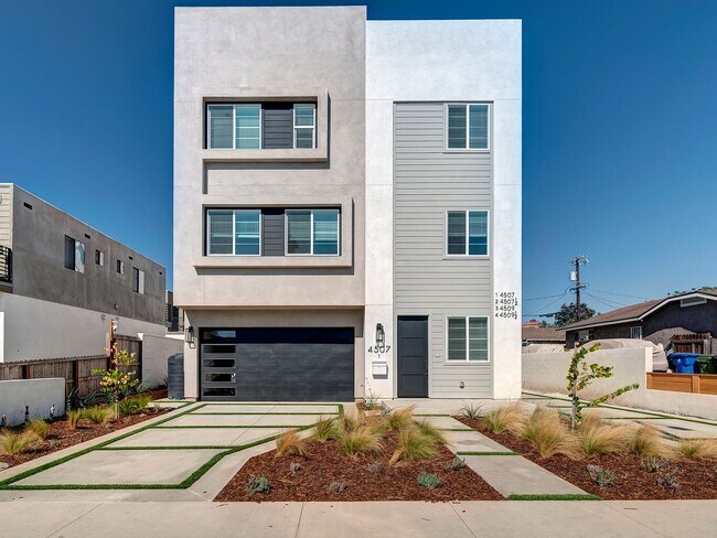 Building Photo - Fantastic Multi-Level Townhome - 3 bed 3 b...