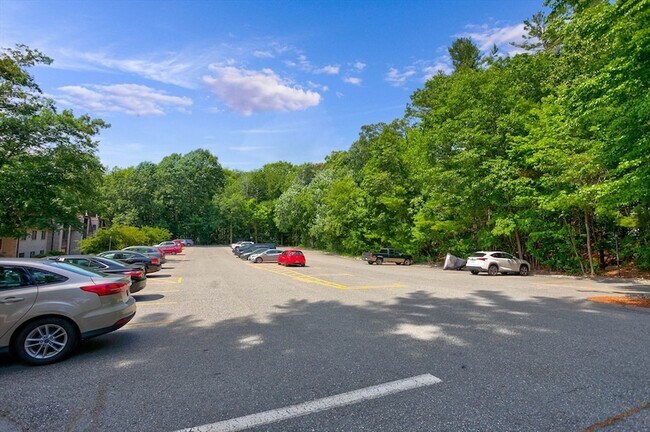 Building Photo - 7 Greenbriar Dr