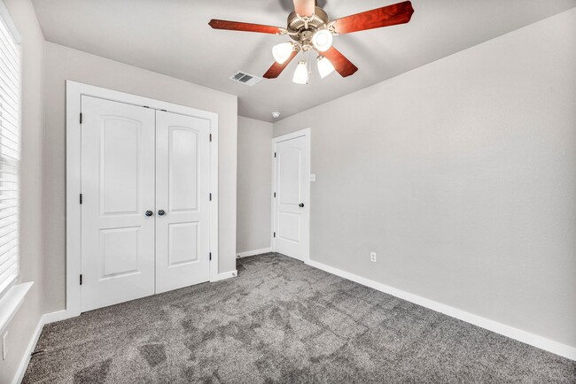 Building Photo - Gorgeous 3 bed 2 Bath detached condo in tr...