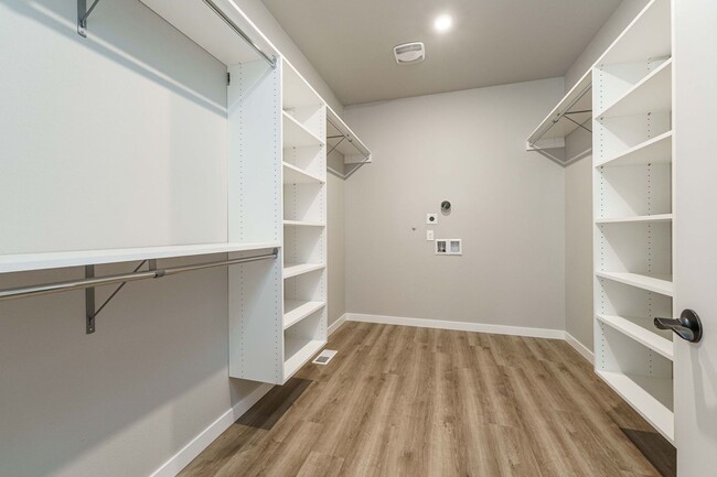 Building Photo - Spacious 4BR Modern Retreat and Luxury Liv...
