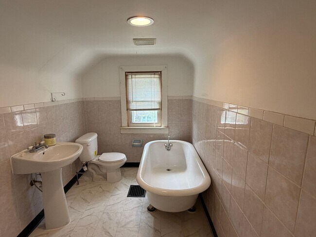 Building Photo - Rehabbed Waterford house available now!