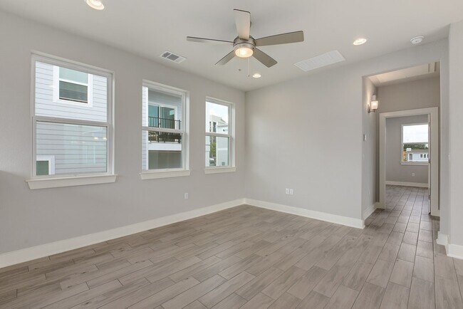 Building Photo - Gorgeous Edgewick Condo