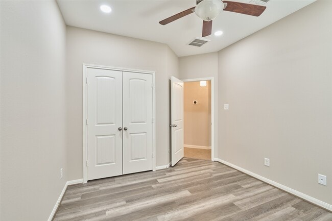 Building Photo - 12635 Lakeshore Dr