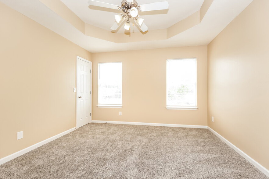Building Photo - 8034 Logan Dr